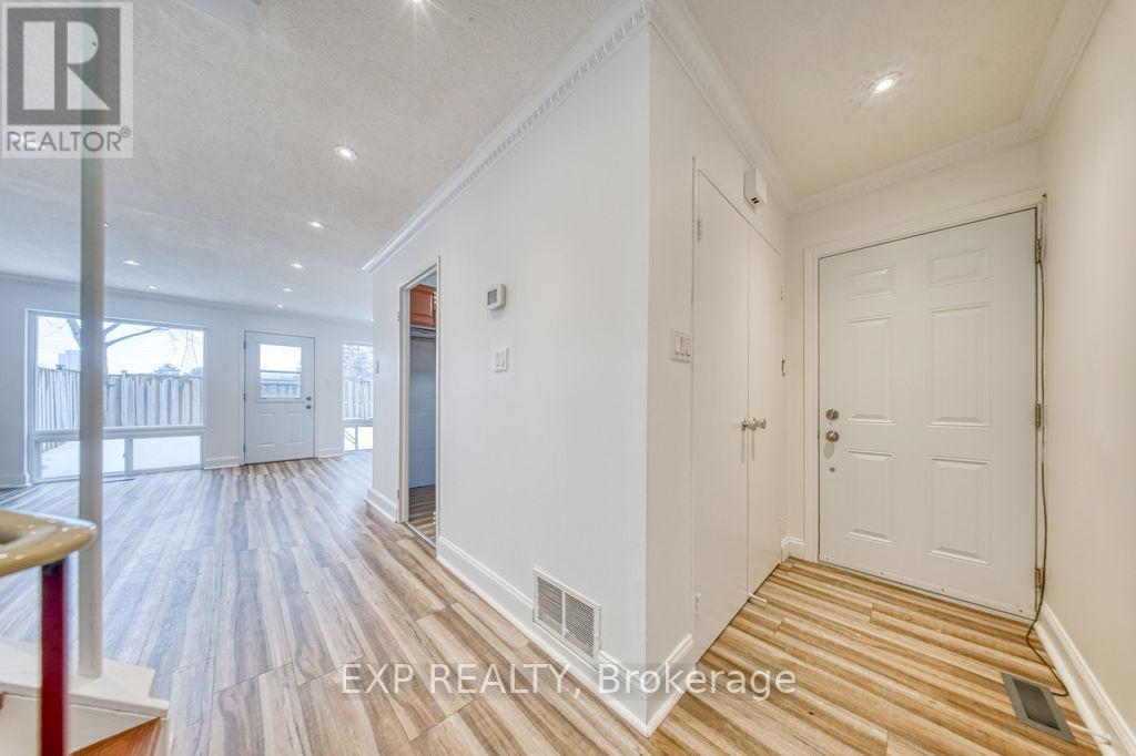 16 - 33 Four Winds Drive, Toronto, Ontario  M3J 1K7 - Photo 2 - W12821272