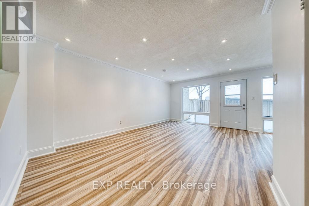 16 - 33 Four Winds Drive, Toronto, Ontario  M3J 1K7 - Photo 5 - W12821272