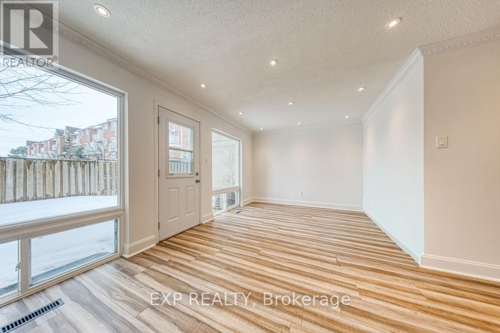 16 - 33 Four Winds Drive, Toronto, Ontario  M3J 1K7 - Photo 7 - W12821272