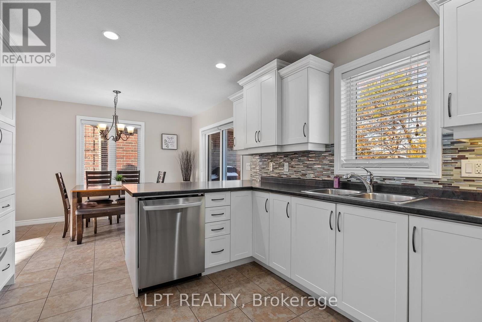 102 Joseph Street, Lucan Biddulph, Ontario  N0M 2J0 - Photo 12 - X12821308