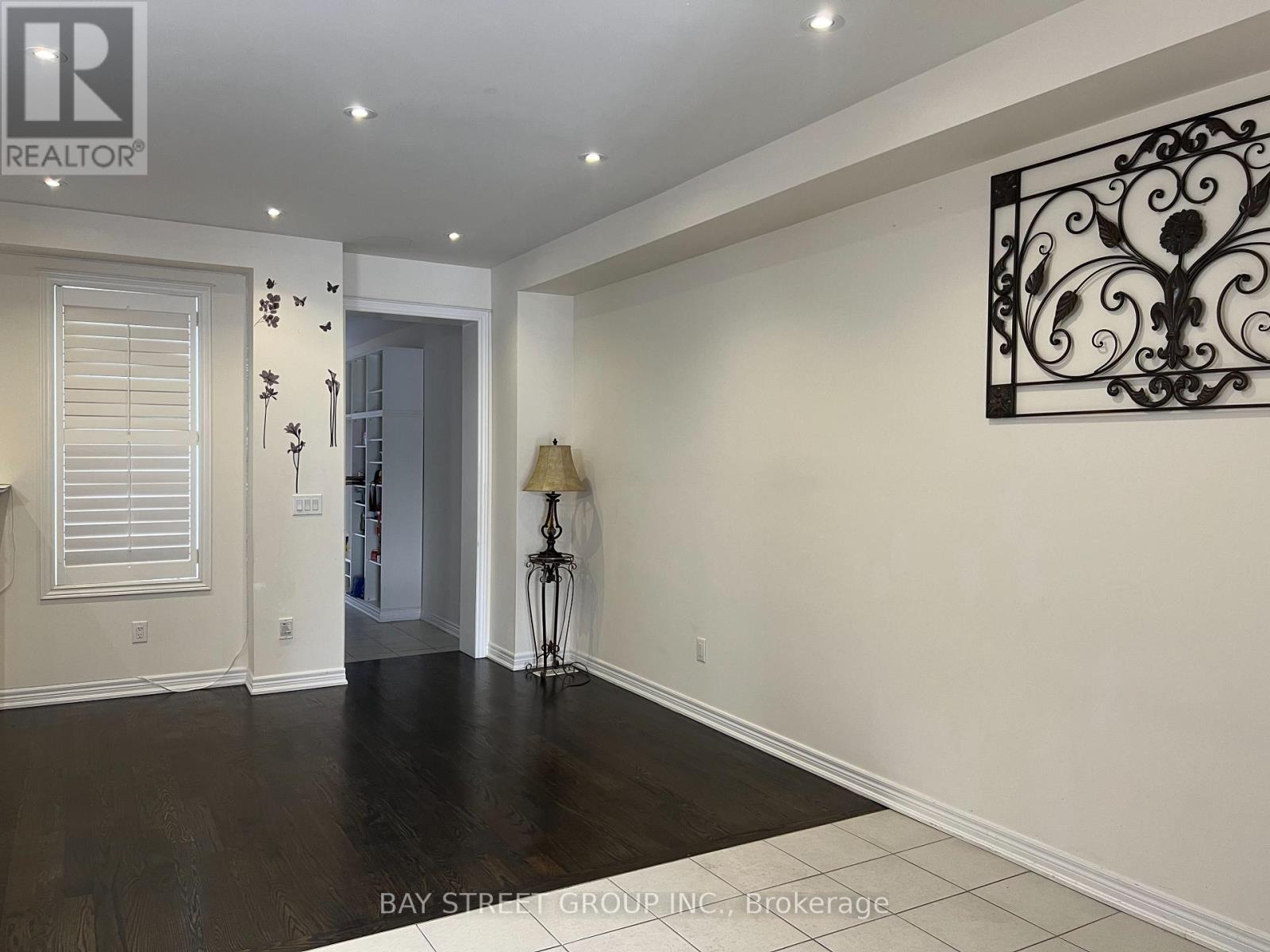 571 Sixteen Mile Drive, Oakville, Ontario  L6M 0P8 - Photo 3 - W12821292