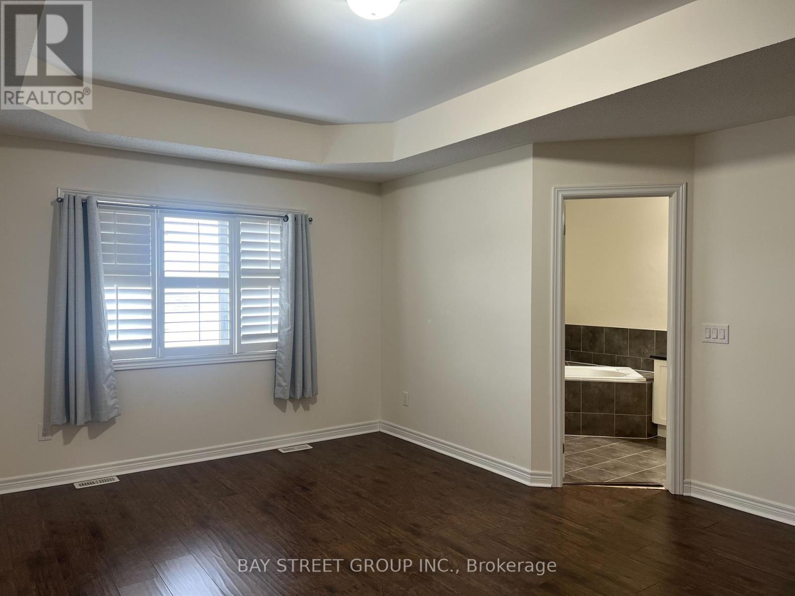 571 Sixteen Mile Drive, Oakville, Ontario  L6M 0P8 - Photo 7 - W12821292