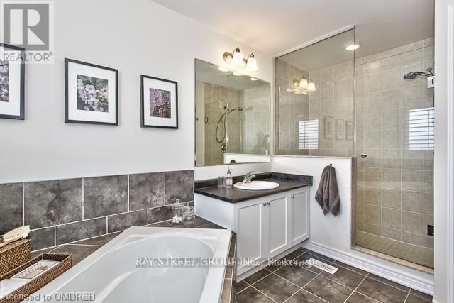 571 Sixteen Mile Drive, Oakville, Ontario  L6M 0P8 - Photo 9 - W12821292