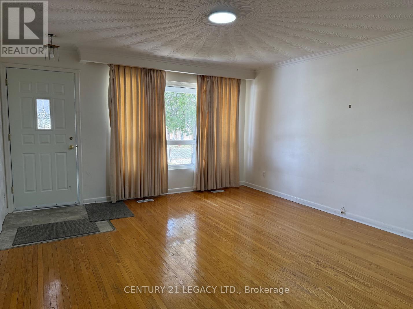 (Upper) - 18 Harper Road, Brampton, Ontario  L6W 2W5 - Photo 6 - W12821336