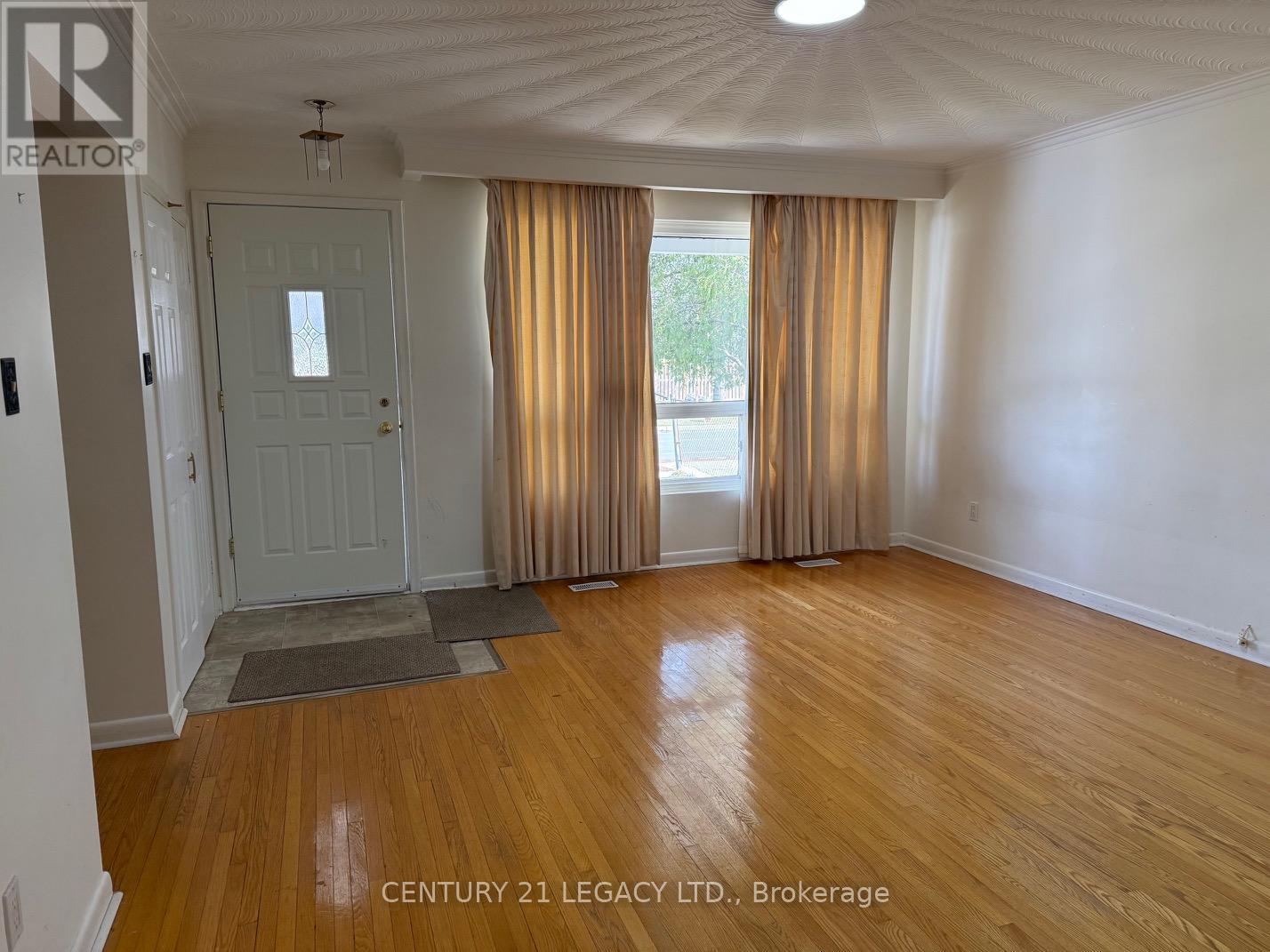 (Upper) - 18 Harper Road, Brampton, Ontario  L6W 2W5 - Photo 7 - W12821336