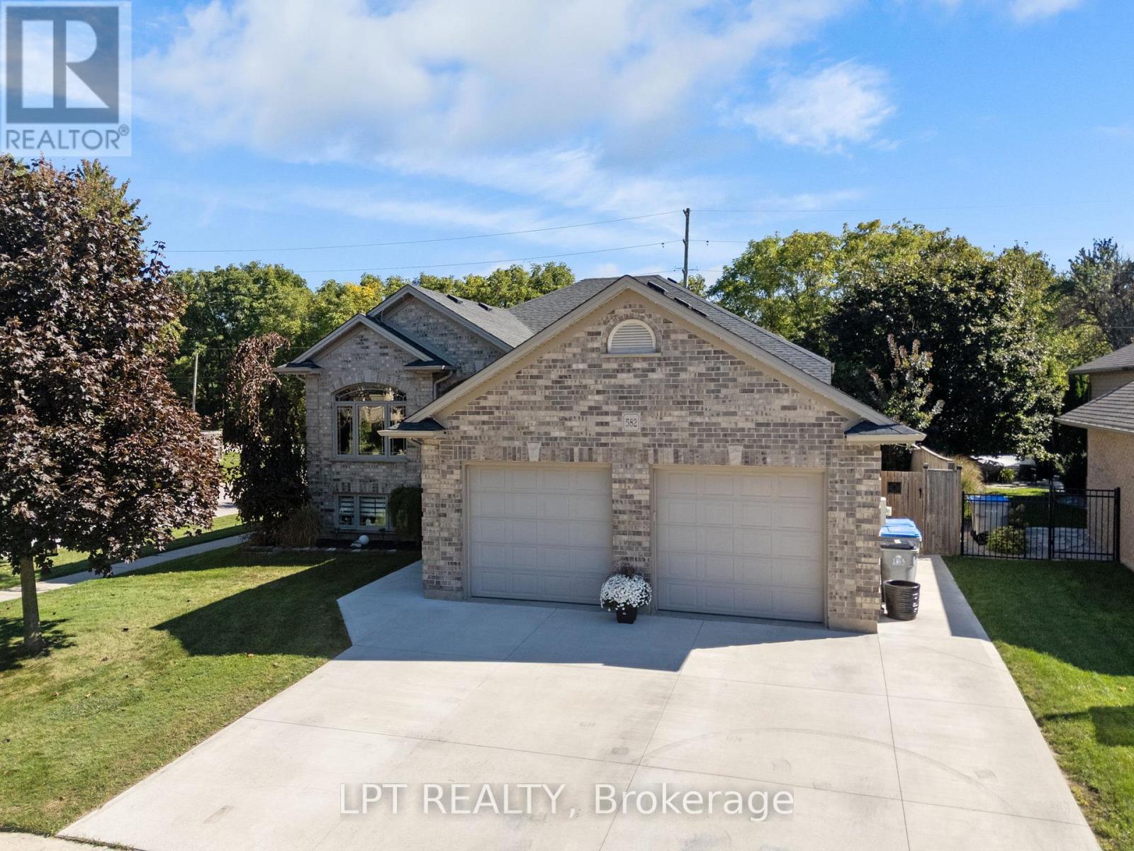 582 Harris Circle, Strathroy-Caradoc, Ontario  N7G 4H2 - Photo 3 - X12821354