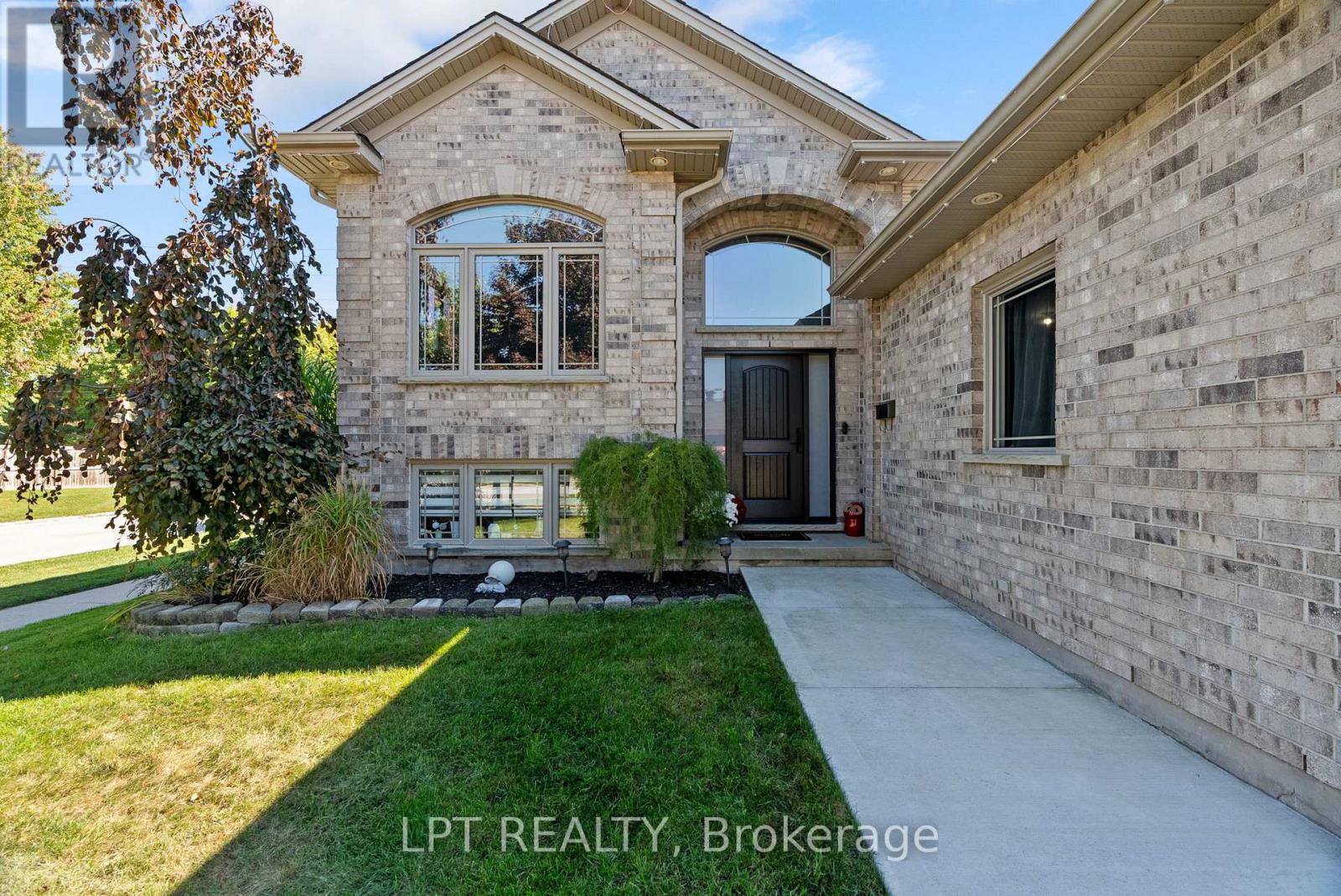 582 Harris Circle, Strathroy-Caradoc, Ontario  N7G 4H2 - Photo 5 - X12821354