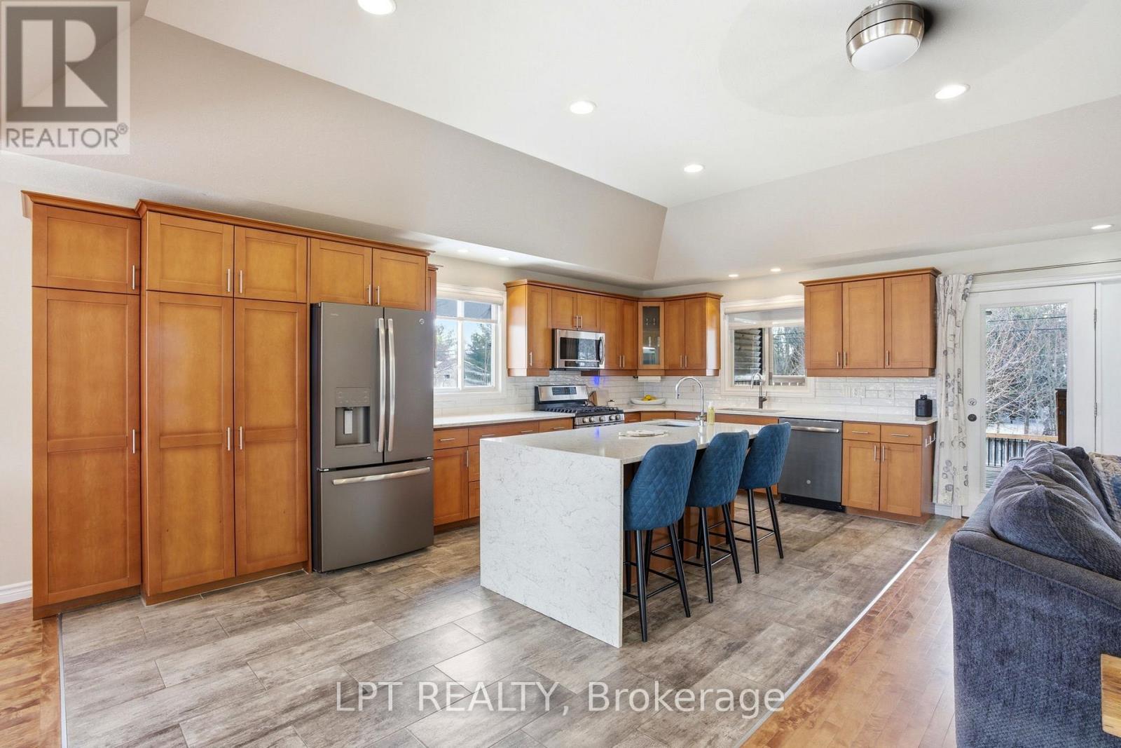 582 Harris Circle, Strathroy-Caradoc, Ontario  N7G 4H2 - Photo 9 - X12821354