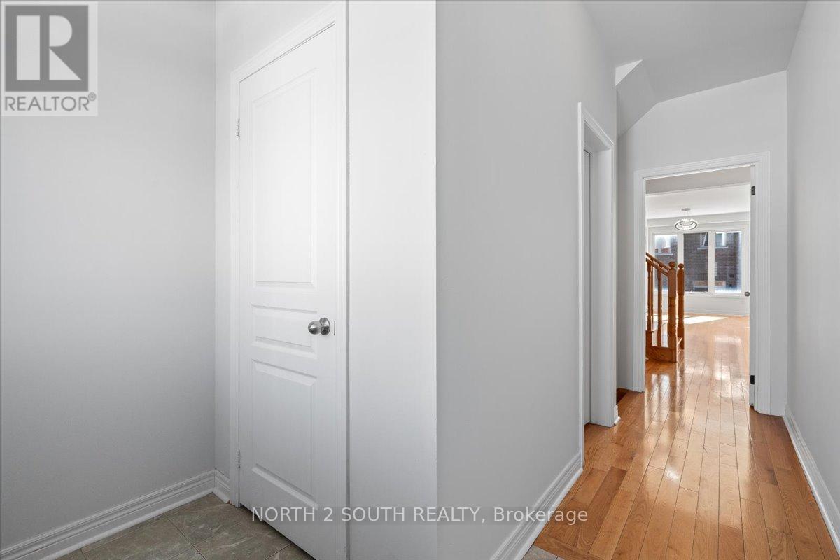 17 Gower Drive, Aurora, Ontario  L4G 0V9 - Photo 3 - N12821380