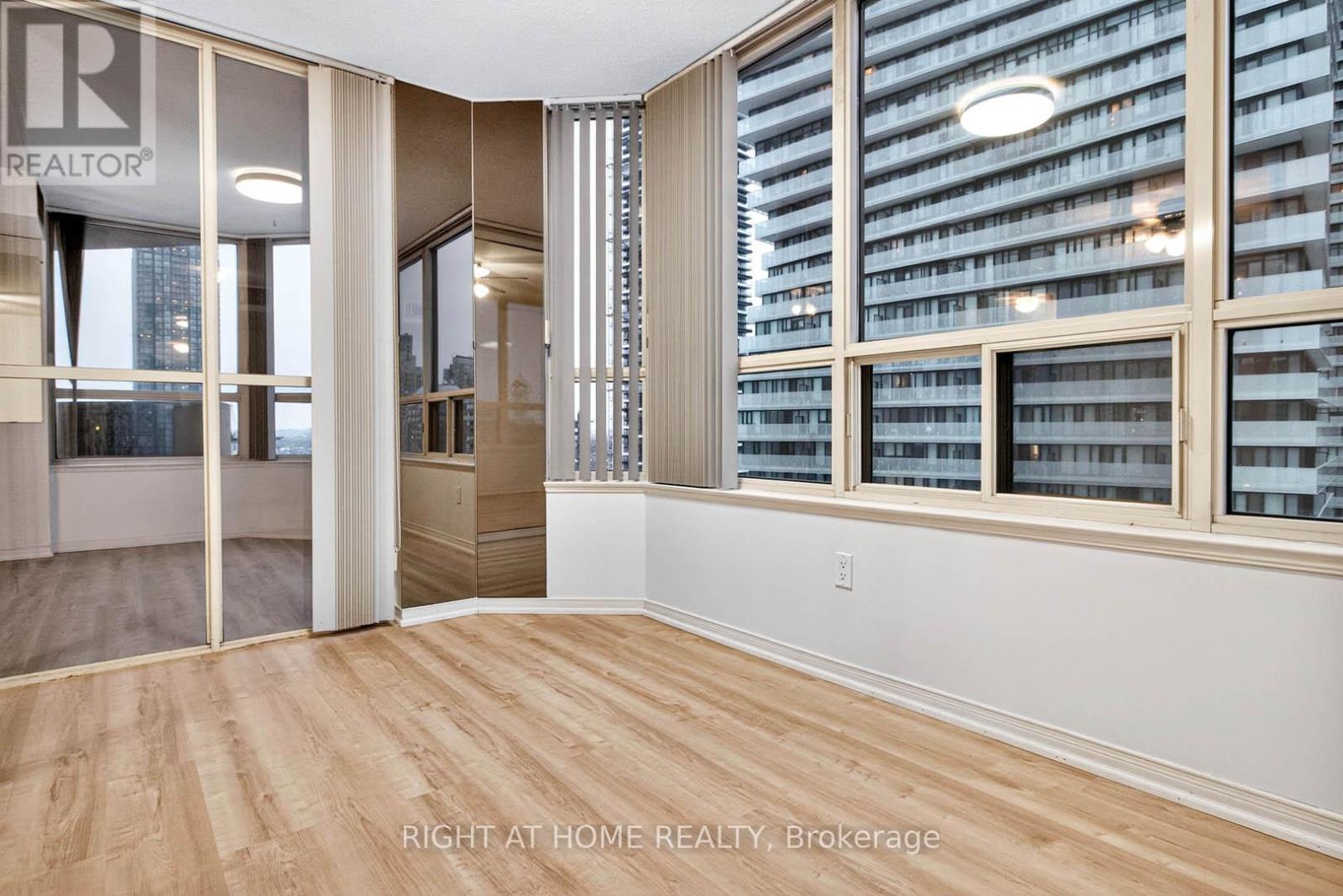 2204 - 400 Webb Drive, Mississauga, Ontario  L5B 3Z7 - Photo 12 - W12821368