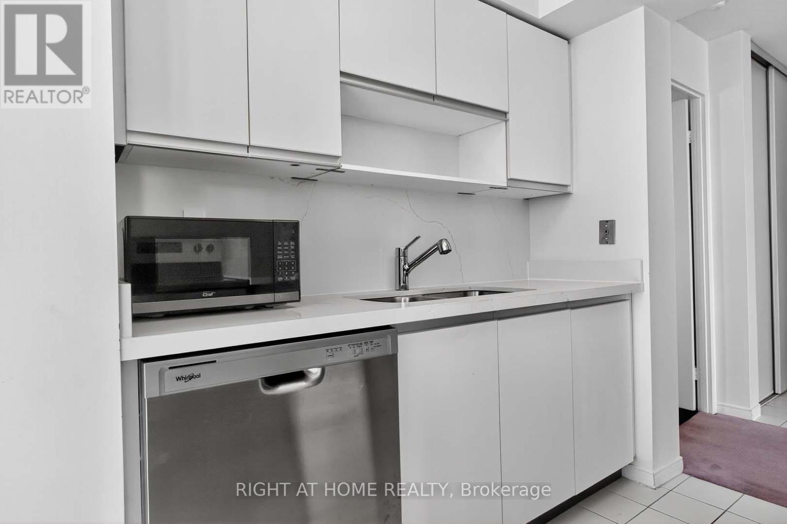 2204 - 400 Webb Drive, Mississauga, Ontario  L5B 3Z7 - Photo 13 - W12821368