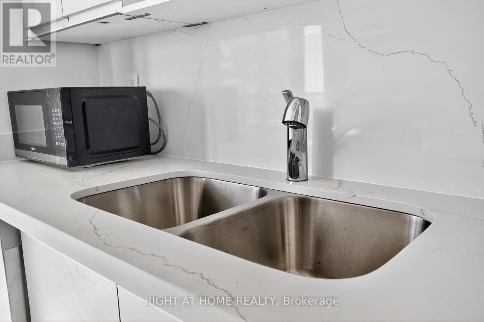 2204 - 400 Webb Drive, Mississauga, Ontario  L5B 3Z7 - Photo 15 - W12821368