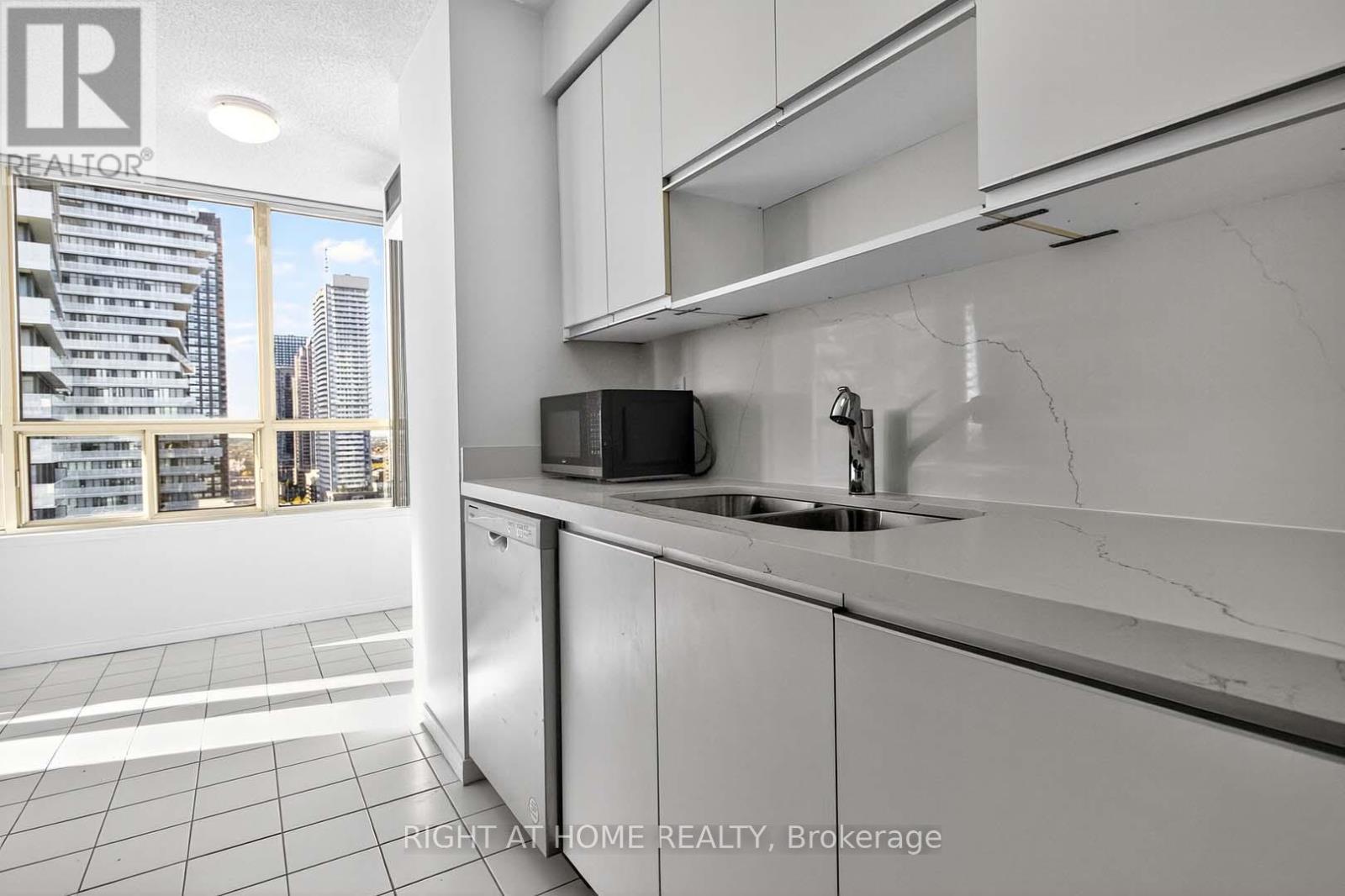 2204 - 400 Webb Drive, Mississauga, Ontario  L5B 3Z7 - Photo 16 - W12821368