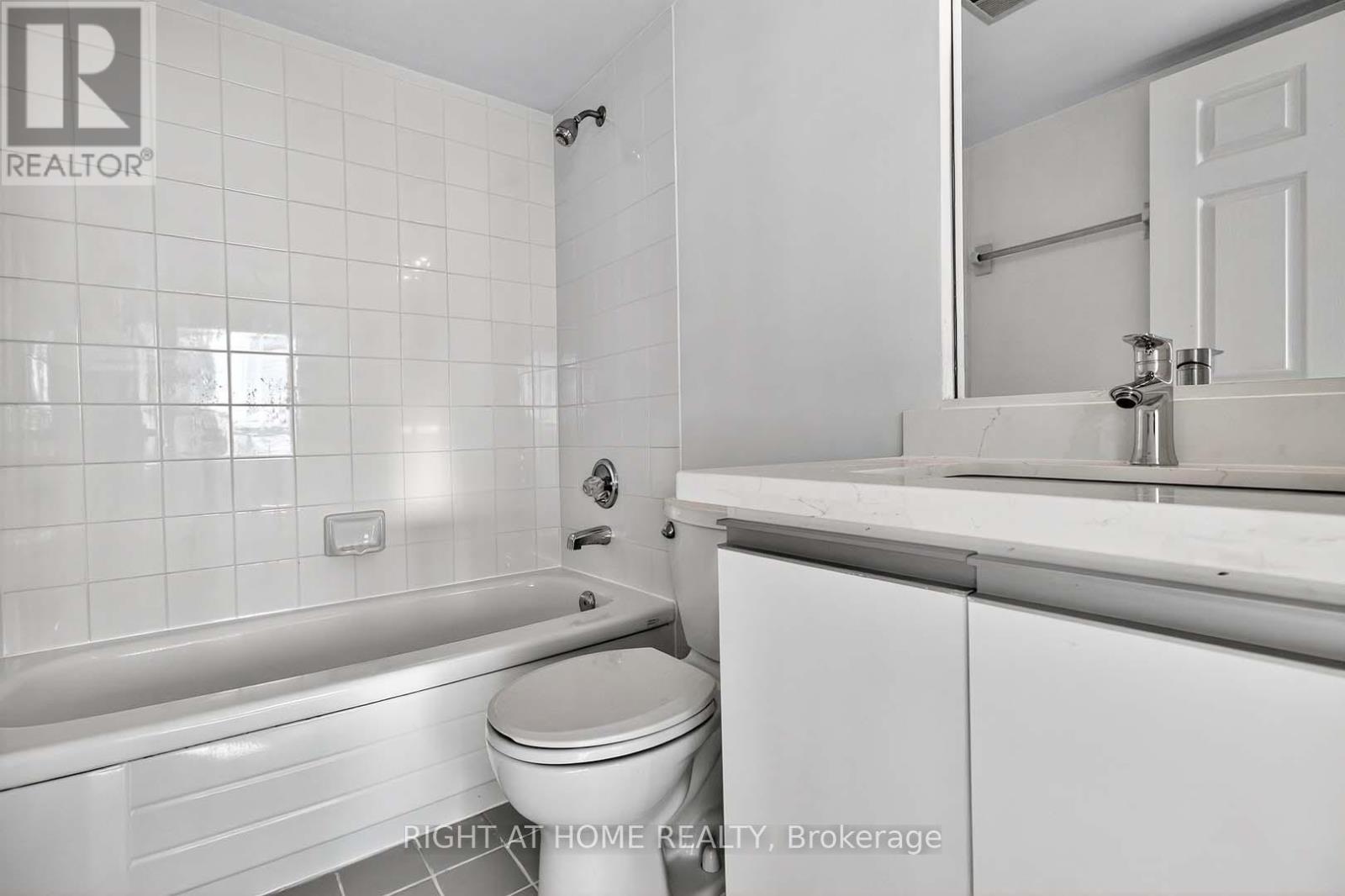 2204 - 400 Webb Drive, Mississauga, Ontario  L5B 3Z7 - Photo 21 - W12821368