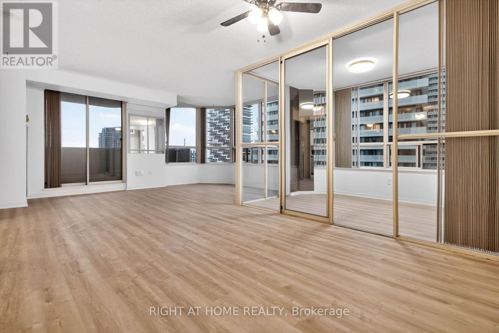 2204 - 400 Webb Drive, Mississauga, Ontario  L5B 3Z7 - Photo 4 - W12821368