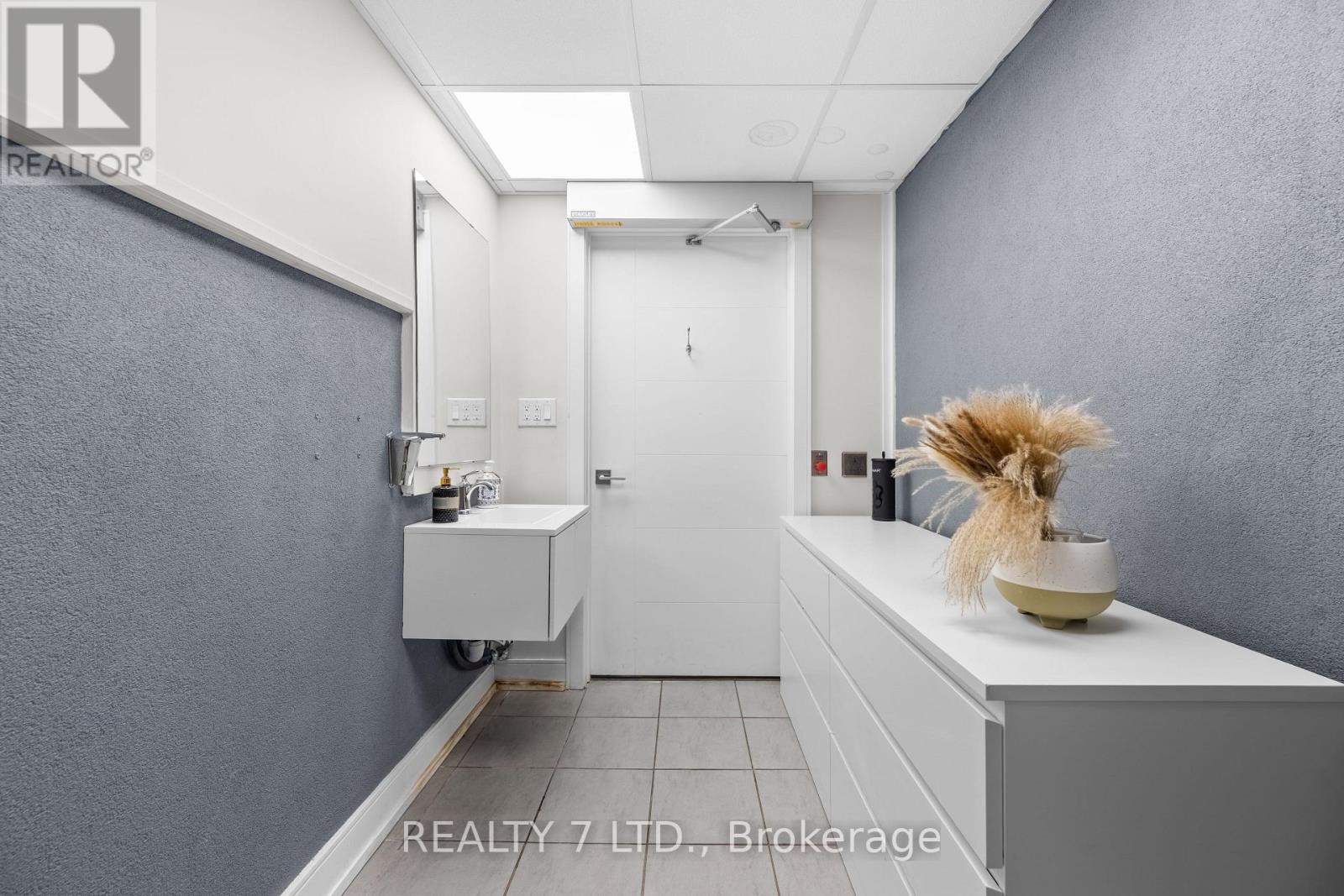 1010 Lagoon Street, Mississauga, Ontario  L5G 0B2 - Photo 11 - W12821386