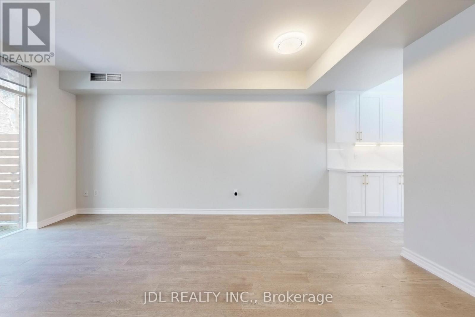 Th8 - 31 Brunel Court, Toronto, Ontario  M5V 3Y2 - Photo 4 - C12821404