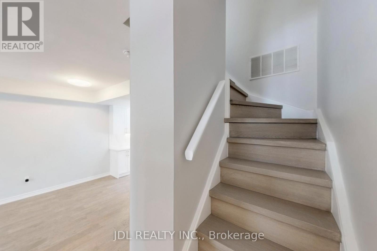 Th8 - 31 Brunel Court, Toronto, Ontario  M5V 3Y2 - Photo 7 - C12821404