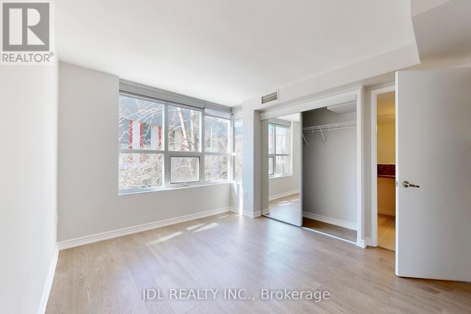 Th8 - 31 Brunel Court, Toronto, Ontario  M5V 3Y2 - Photo 9 - C12821404