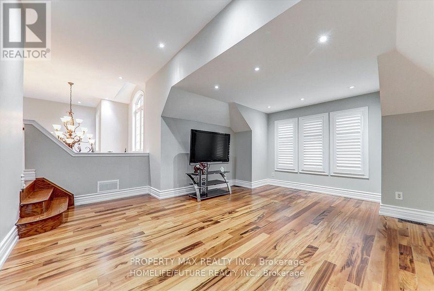 28 Billancourt Crescent, Brampton, Ontario  L6P 1V5 - Photo 10 - W12821450