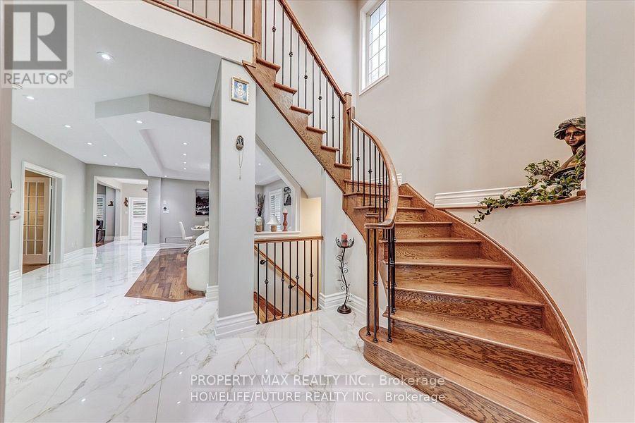 28 Billancourt Crescent, Brampton, Ontario  L6P 1V5 - Photo 2 - W12821450