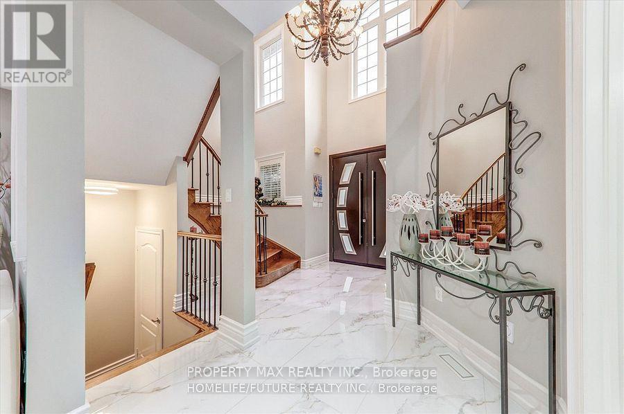 28 Billancourt Crescent, Brampton, Ontario  L6P 1V5 - Photo 3 - W12821450