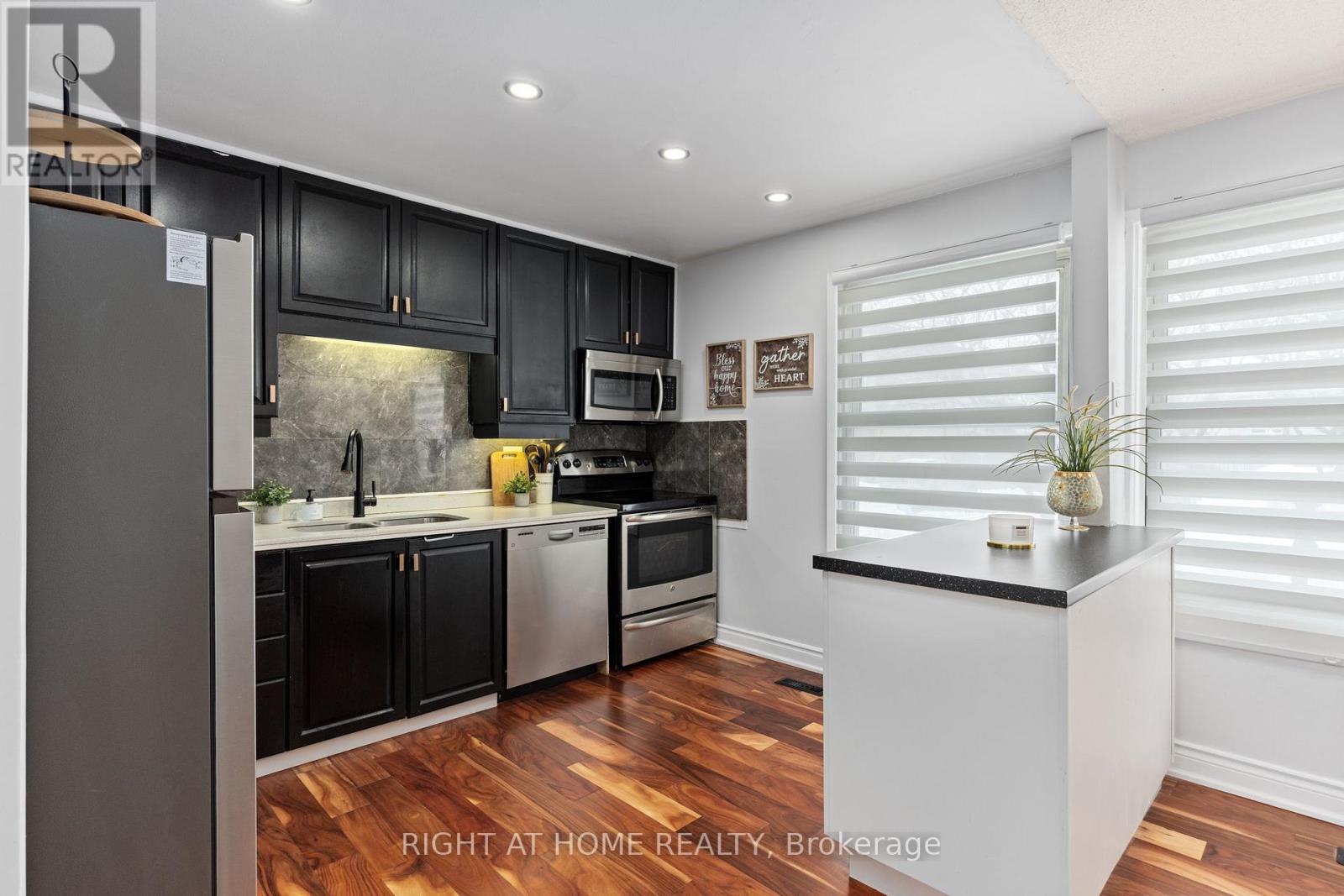 25 - 120 Falconer Drive, Mississauga, Ontario  L5N 1P5 - Photo 5 - W12821462