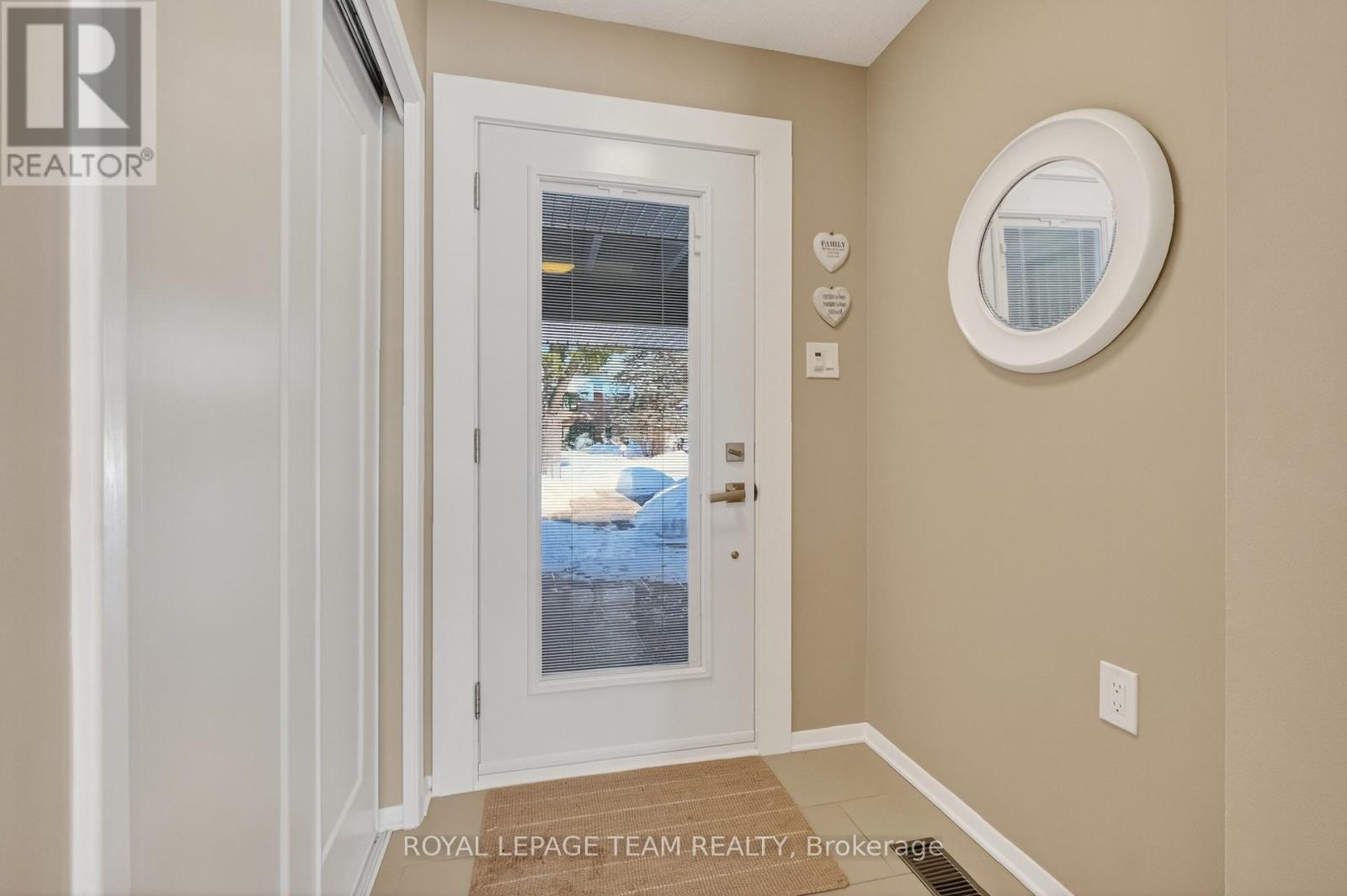 28 Tiffany Crescent, Ottawa, Ontario  K2K 1W2 - Photo 4 - X12821496