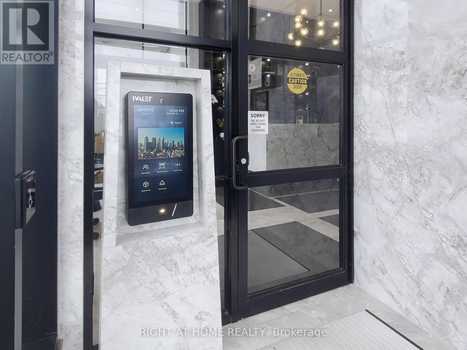 201 - 3005 Pine Glen Road, Oakville, Ontario  L6M 5P5 - Photo 2 - W12821502