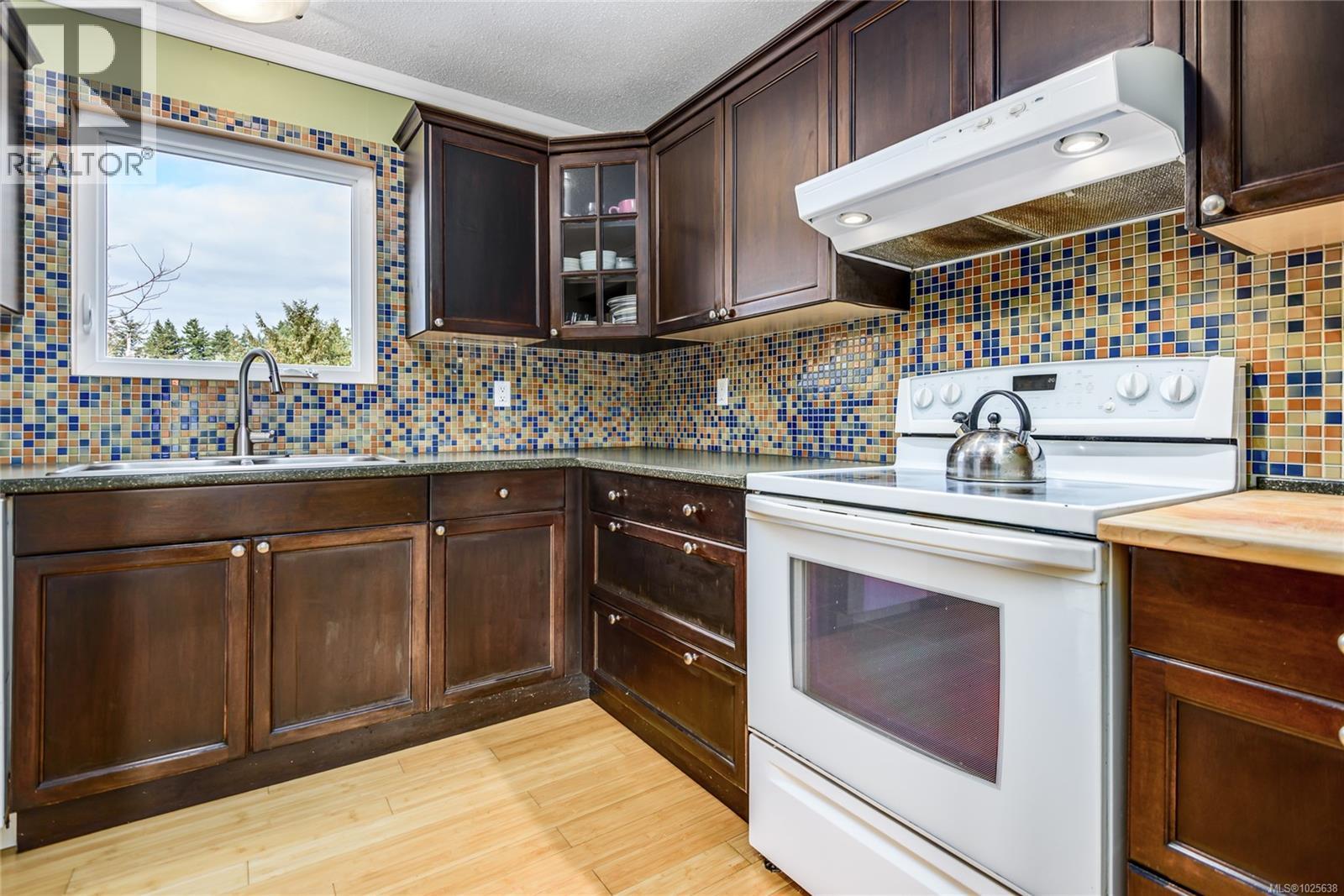 80 Utah Pl, Campbell River, British Columbia  V9W 6T1 - Photo 3 - 1025638