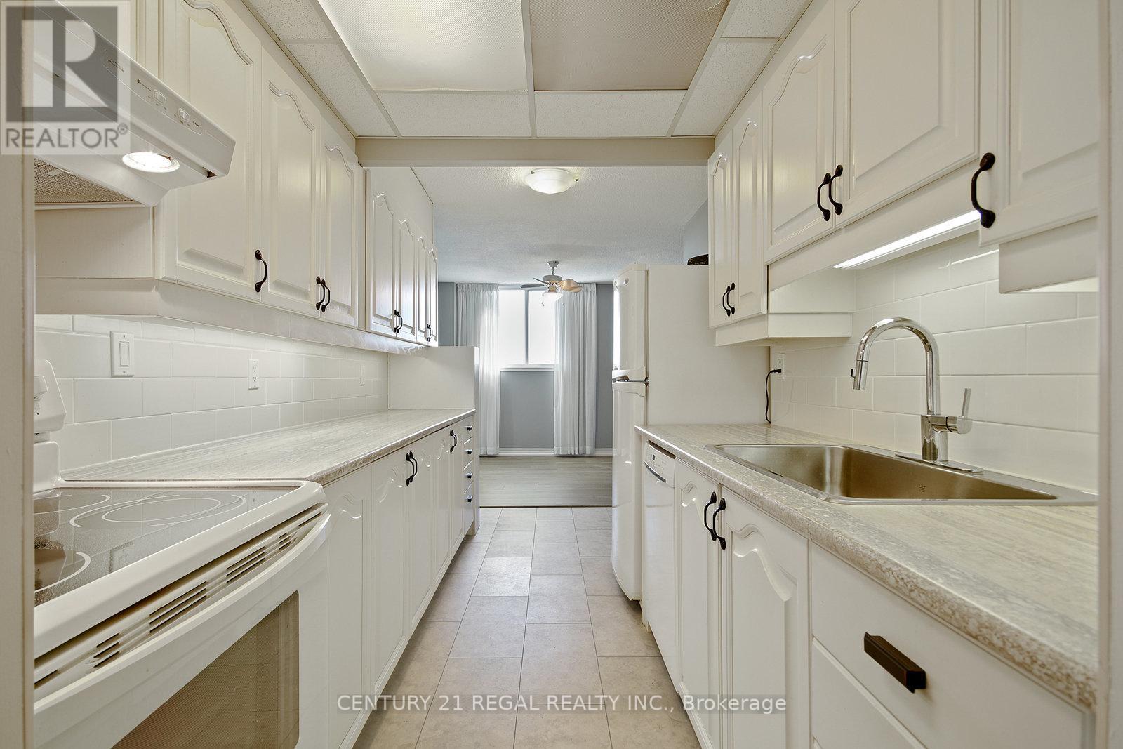 1207 - 812 Burnhamthorpe Road E, Toronto, Ontario  M9C 4W1 - Photo 11 - W12464448