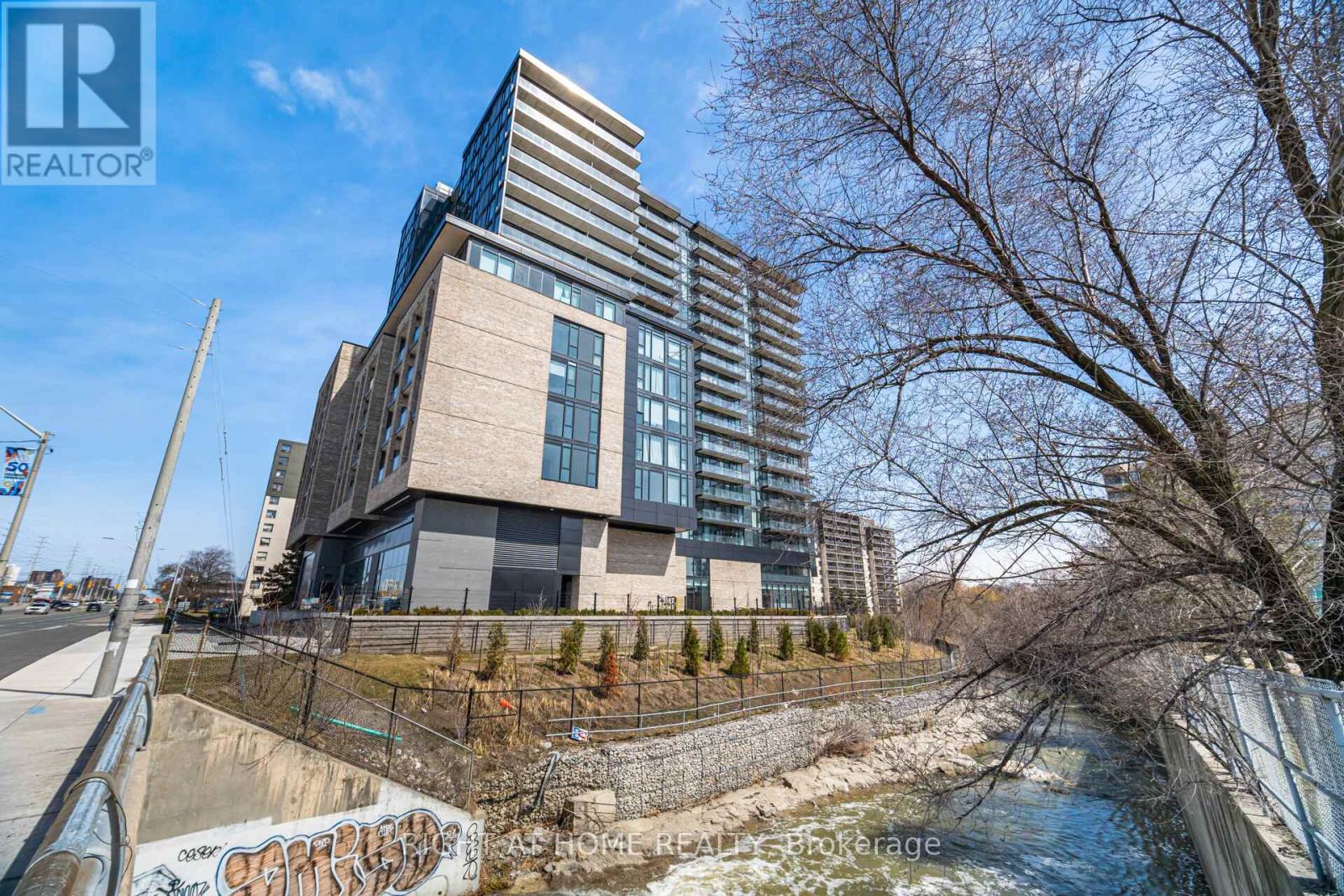 712 - 86 Dundas Street E, Mississauga, Ontario  L5A 1W4 - Photo 2 - W12821598