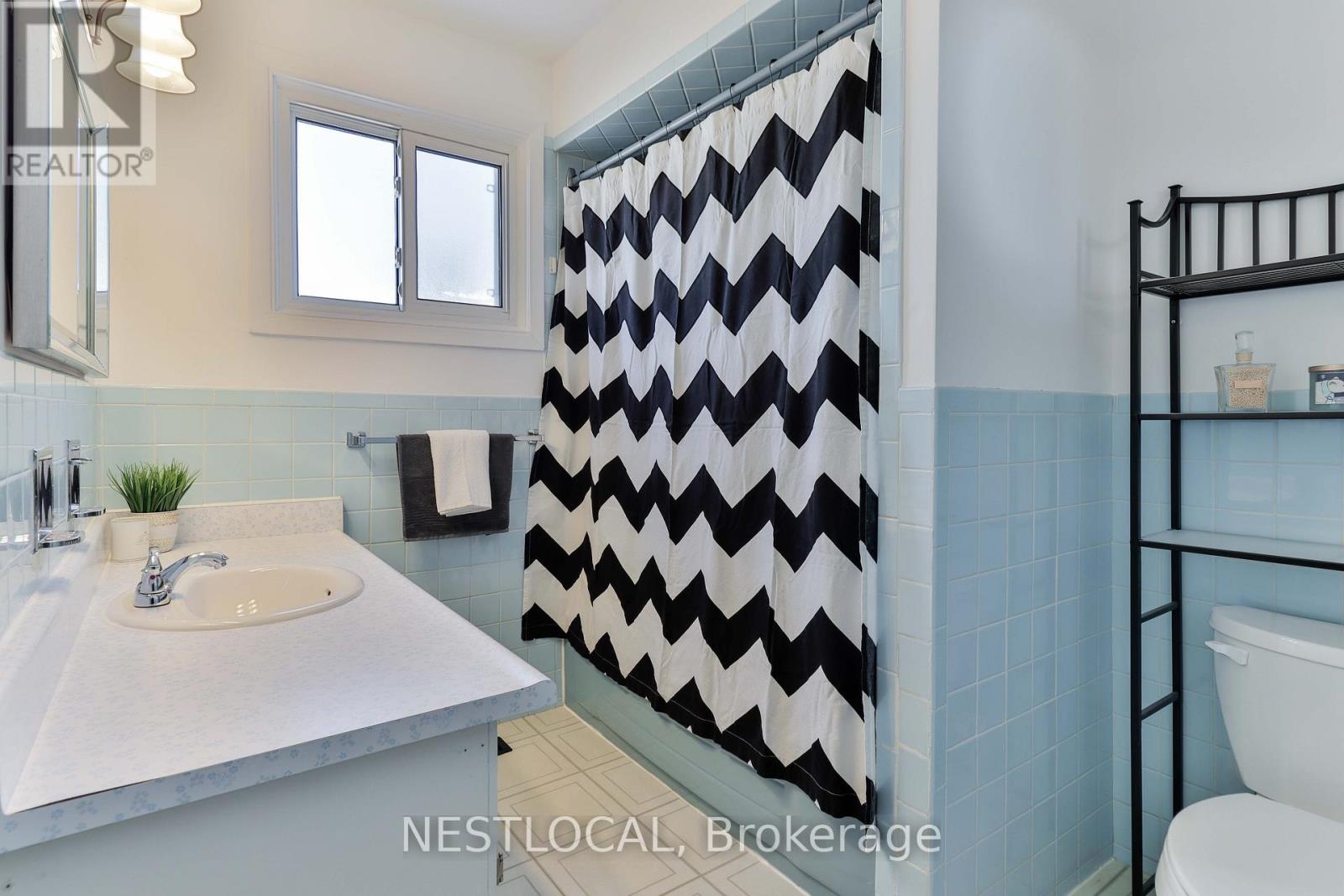 1286 Landfair Crescent, Oakville, Ontario  L6H 2N3 - Photo 17 - W12821612