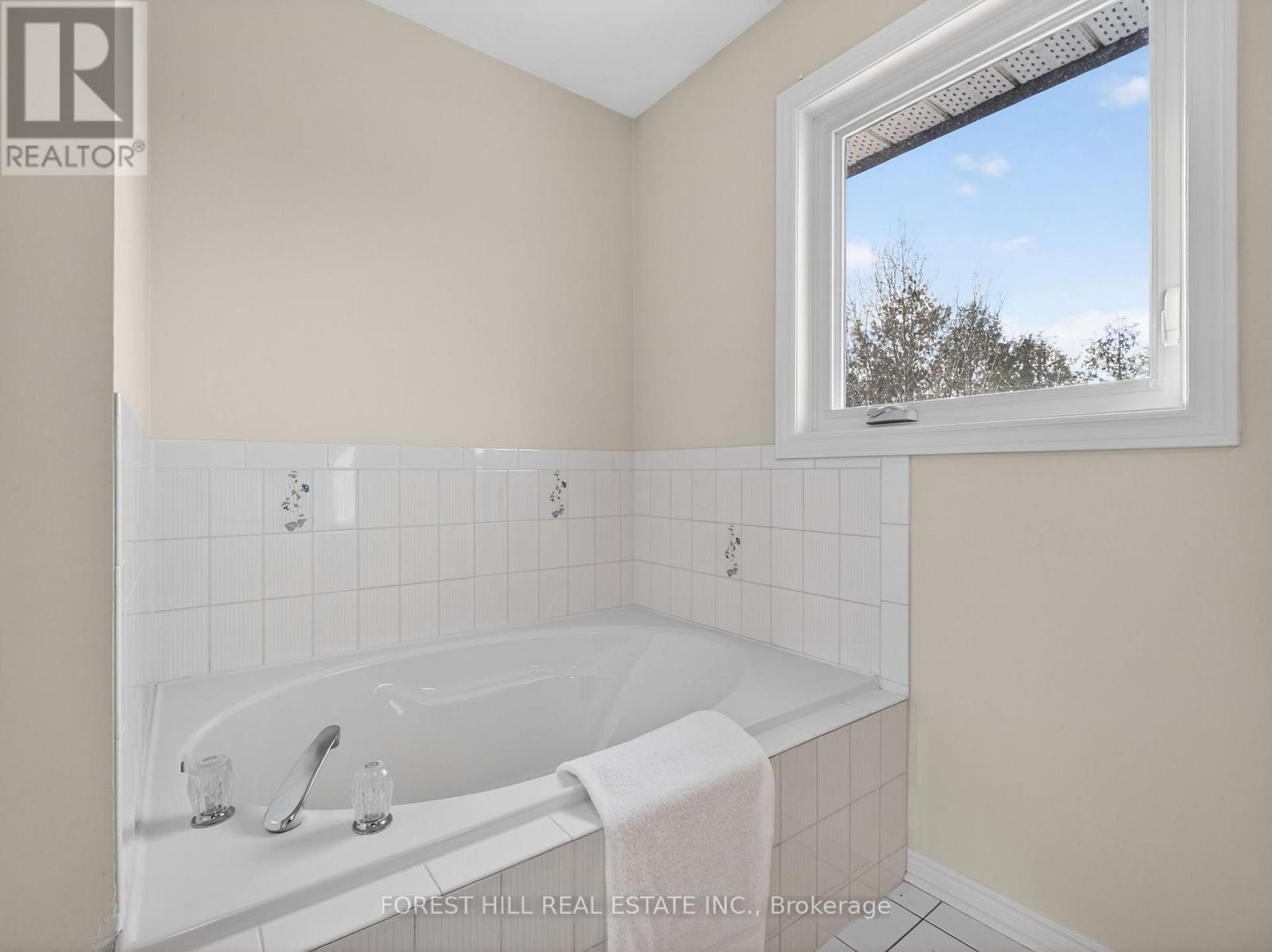 1523 Stoneybrook Trail, Oakville, Ontario  L6M 2R4 - Photo 15 - W12821636