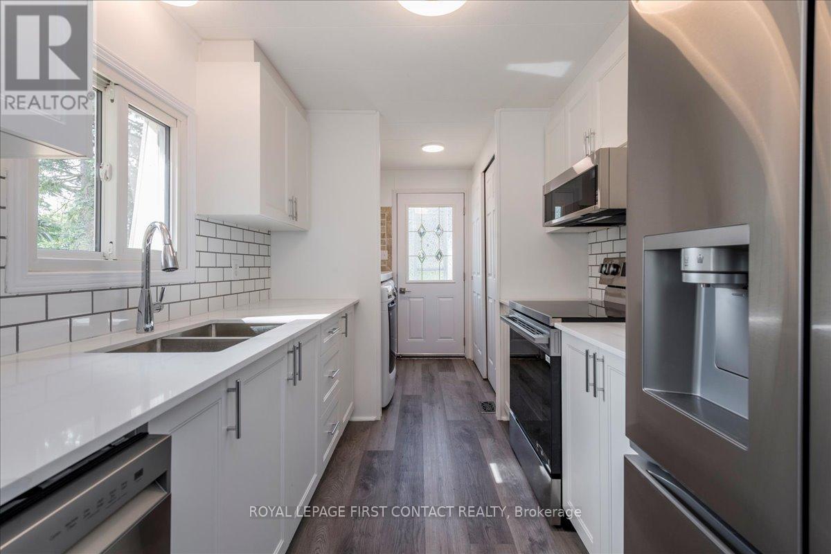 25 Hawthorne Drive, Innisfil, Ontario  L9S 1P1 - Photo 3 - N12821716