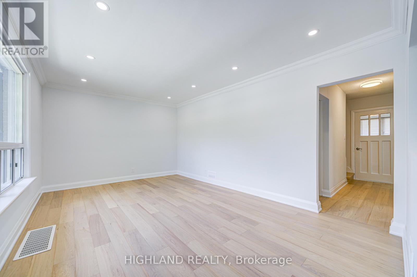 38 Esmond Crescent, Toronto, Ontario  M9W 1T4 - Photo 3 - W12821688