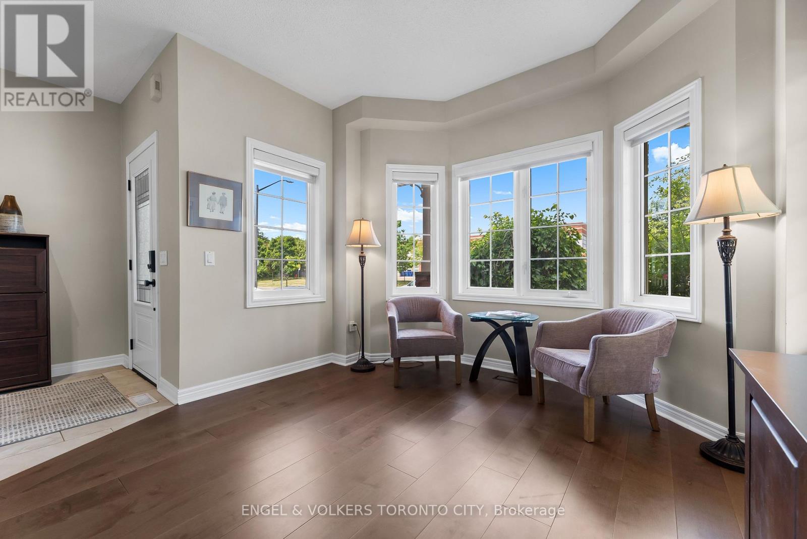 1510 Samuelson Circle, Mississauga, Ontario  L5N 8A2 - Photo 3 - W12821706