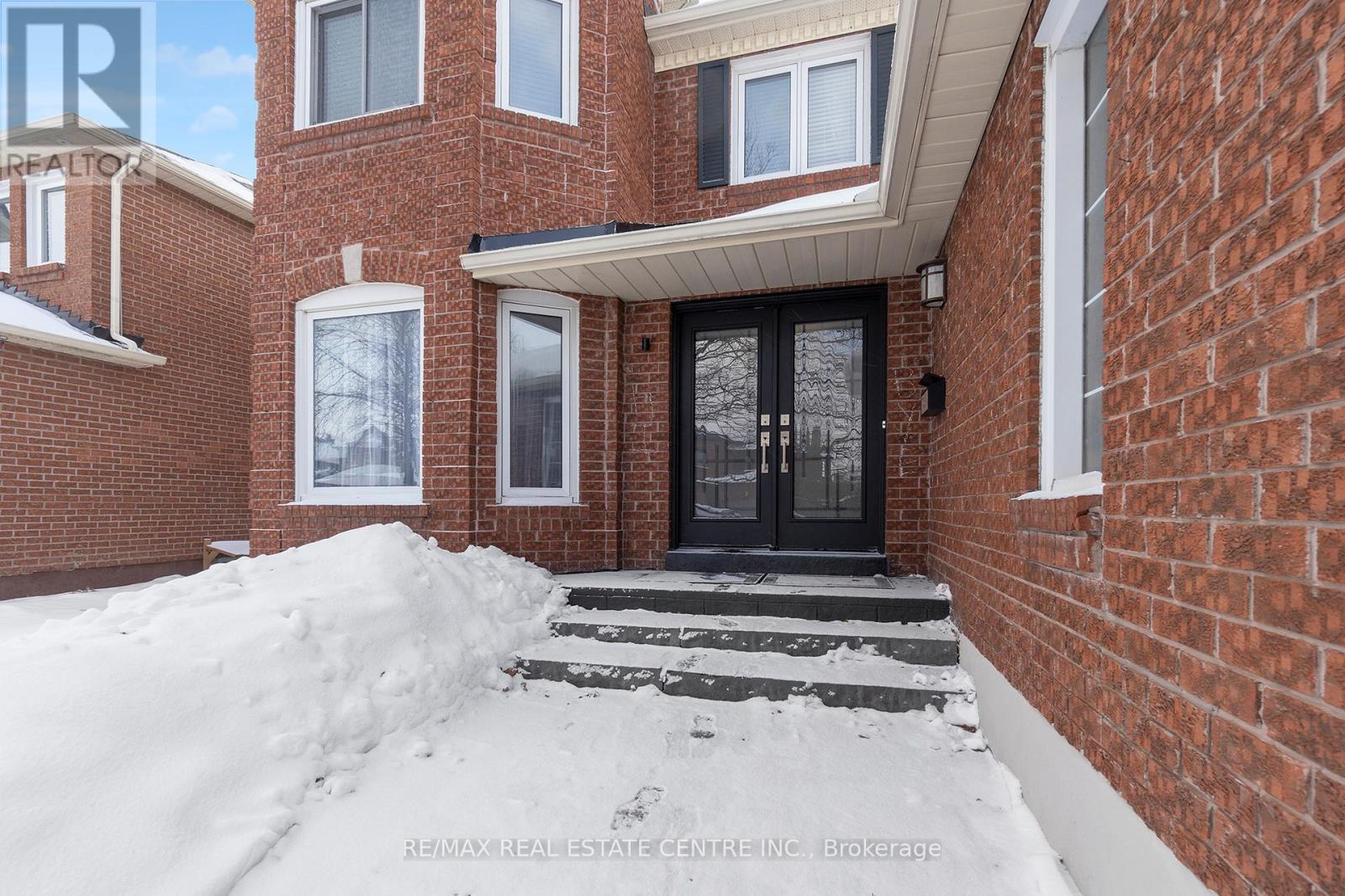 38 Sapphire Crescent, Brampton, Ontario  L6Z 4M4 - Photo 4 - W12821710