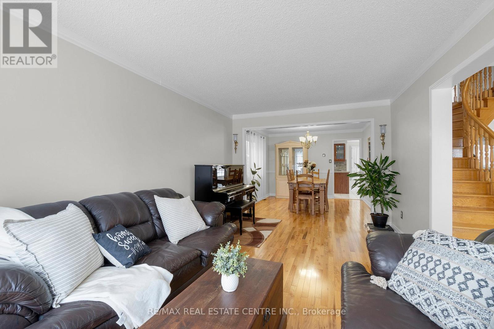 38 Sapphire Crescent, Brampton, Ontario  L6Z 4M4 - Photo 8 - W12821710