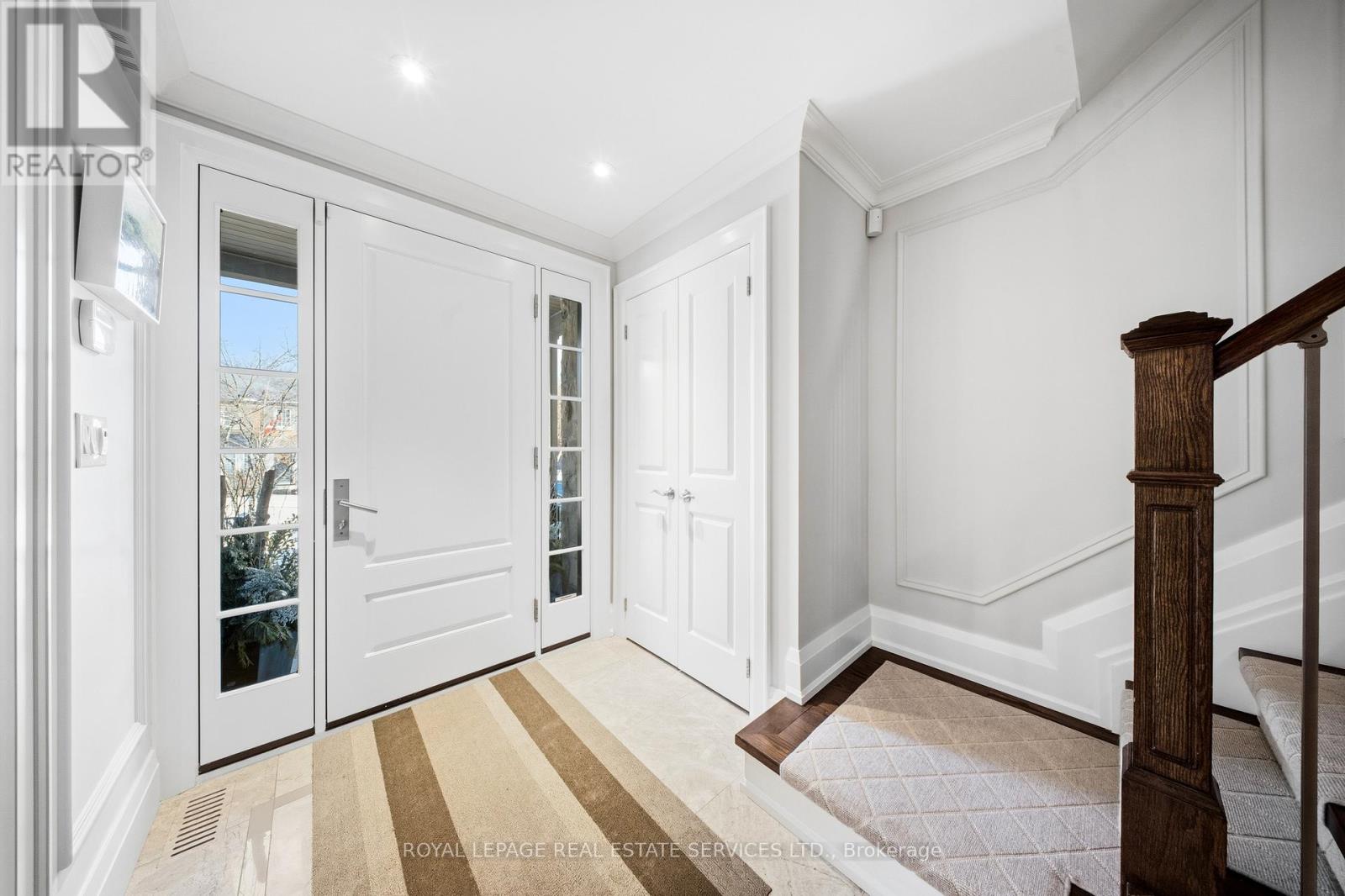 82 Dunedin Drive, Toronto, Ontario  M8X 2K5 - Photo 3 - W12821714