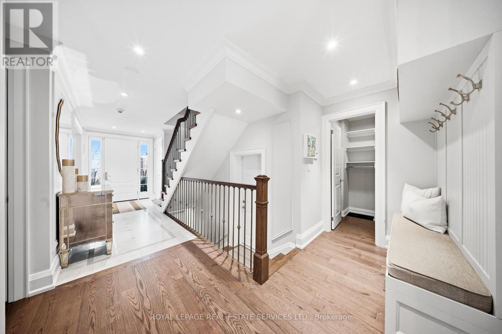 82 Dunedin Drive, Toronto, Ontario  M8X 2K5 - Photo 4 - W12821714