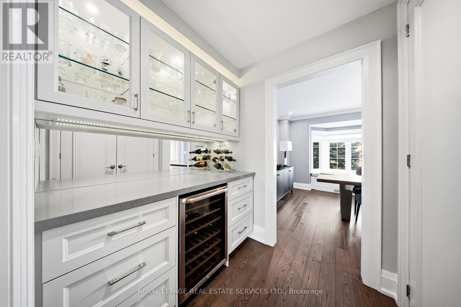 82 Dunedin Drive, Toronto, Ontario  M8X 2K5 - Photo 9 - W12821714