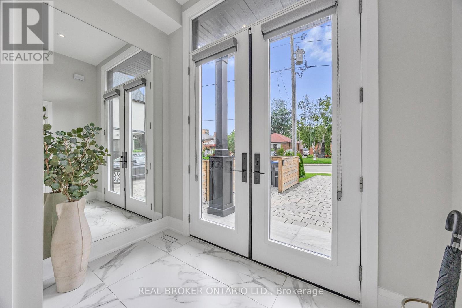 9a Maple Avenue N, Mississauga, Ontario  L5H 2R9 - Photo 4 - W12821722