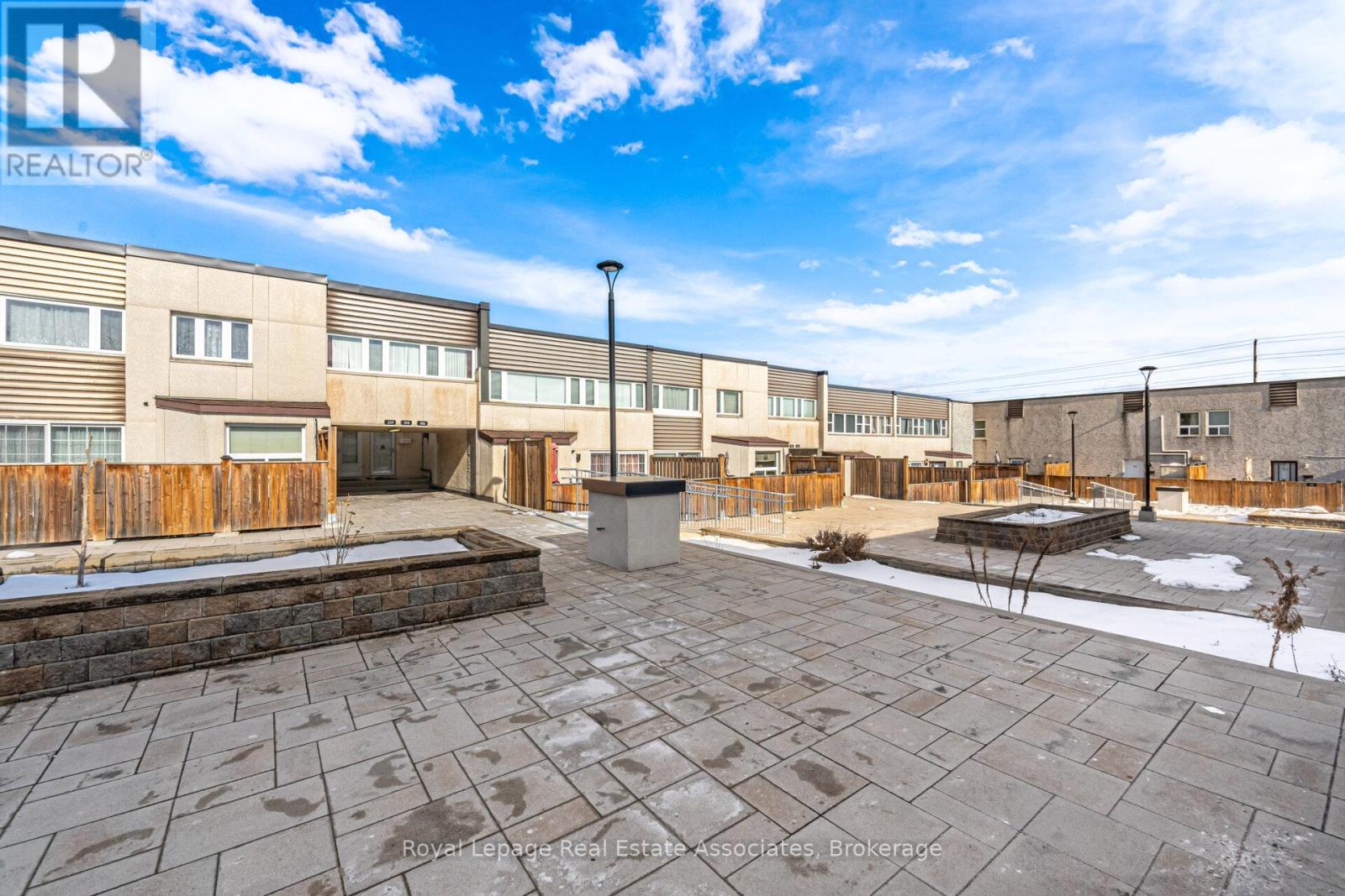 222 - 1055 Dundas Street E, Mississauga, Ontario  L4Y 3X6 - Photo 2 - W12821726