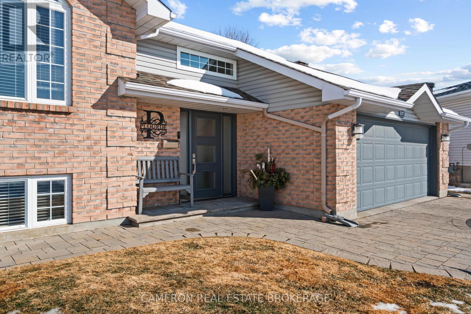 137 Markell Crescent, Cornwall, Ontario  K6H 6X1 - Photo 3 - X12821728