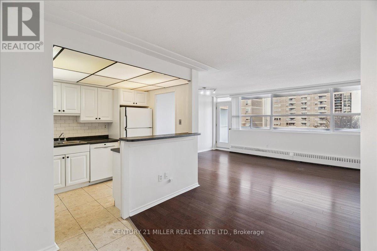 605 - 2263 Marine Drive, Oakville, Ontario  L6L 5K1 - Photo 4 - W12821754