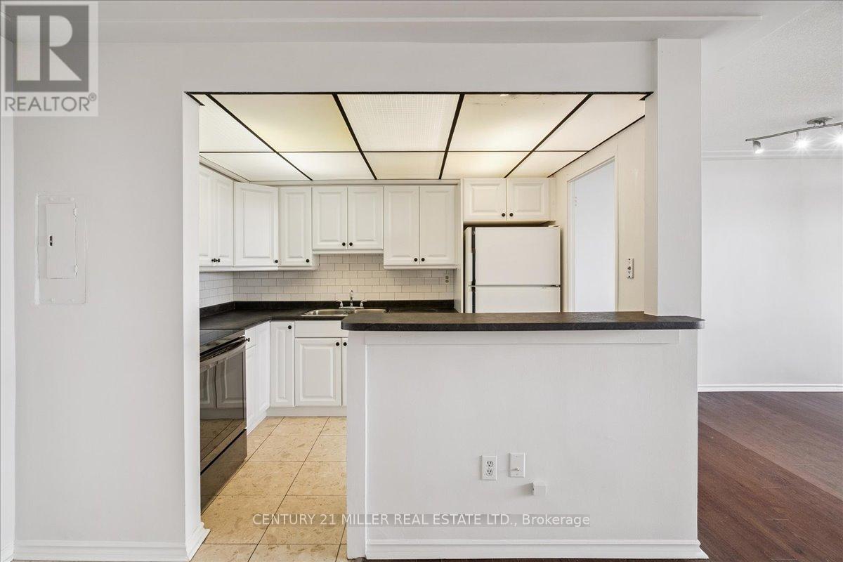 605 - 2263 Marine Drive, Oakville, Ontario  L6L 5K1 - Photo 5 - W12821754