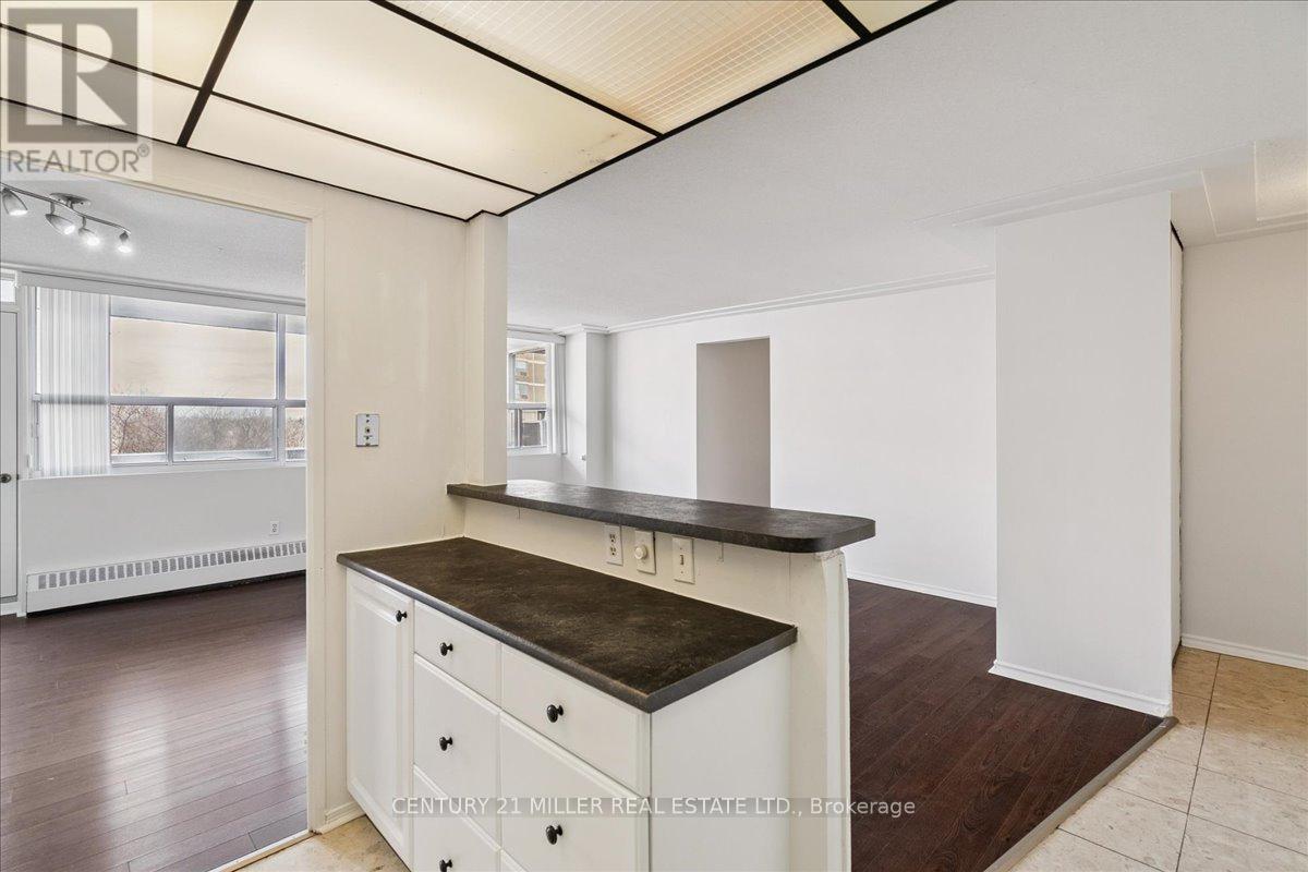 605 - 2263 Marine Drive, Oakville, Ontario  L6L 5K1 - Photo 8 - W12821754