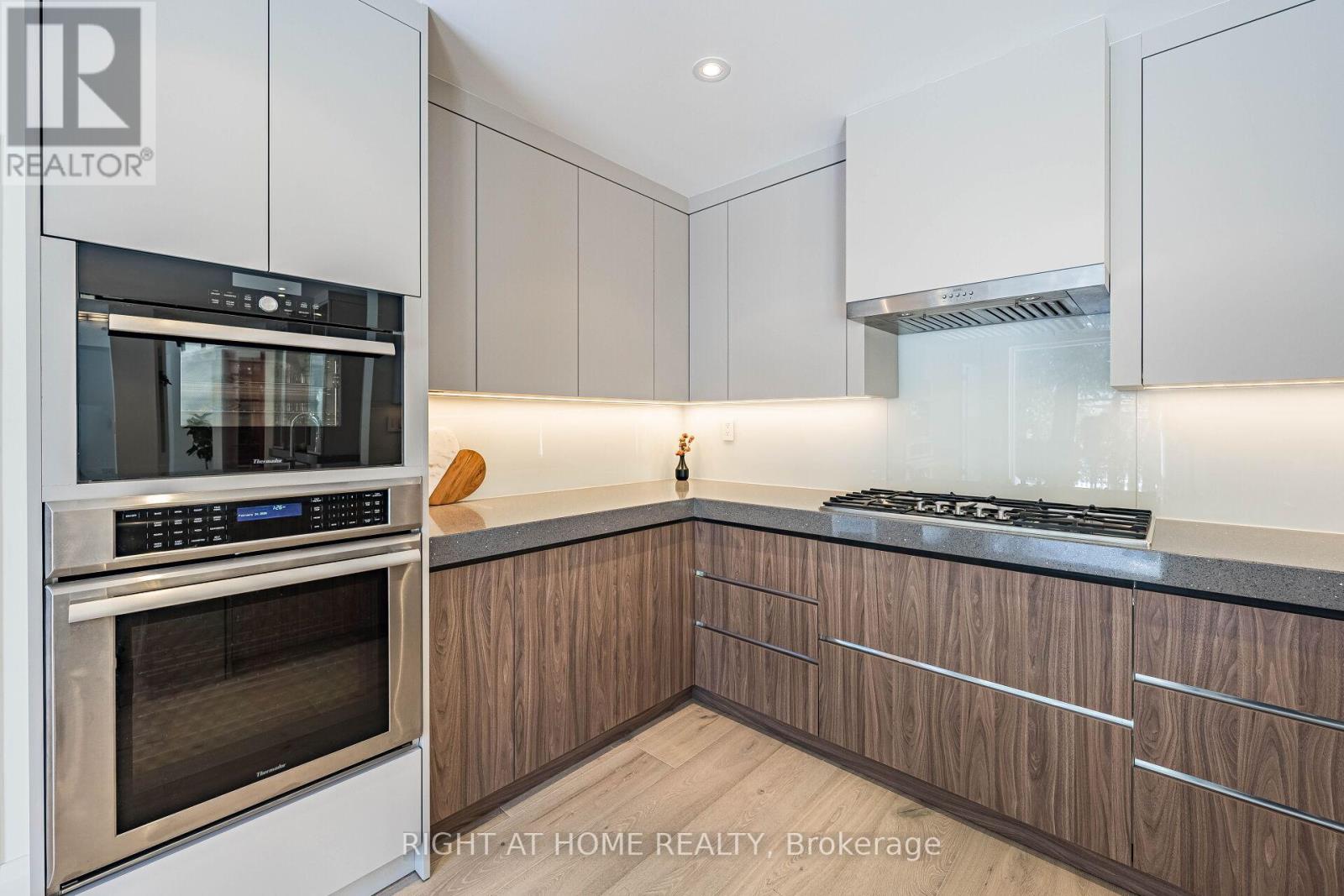 1 Friars Lane, Toronto, Ontario  M9A 1T6 - Photo 17 - W12821764