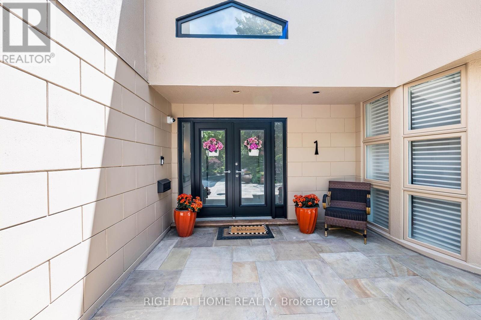 1 Friars Lane, Toronto, Ontario  M9A 1T6 - Photo 7 - W12821764